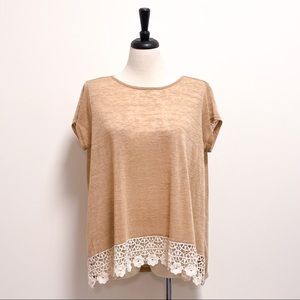 Umgee Tan Cream Knit Slub Short Sleeve Hi Lo Top Crochet Floral Lace Medium EUC